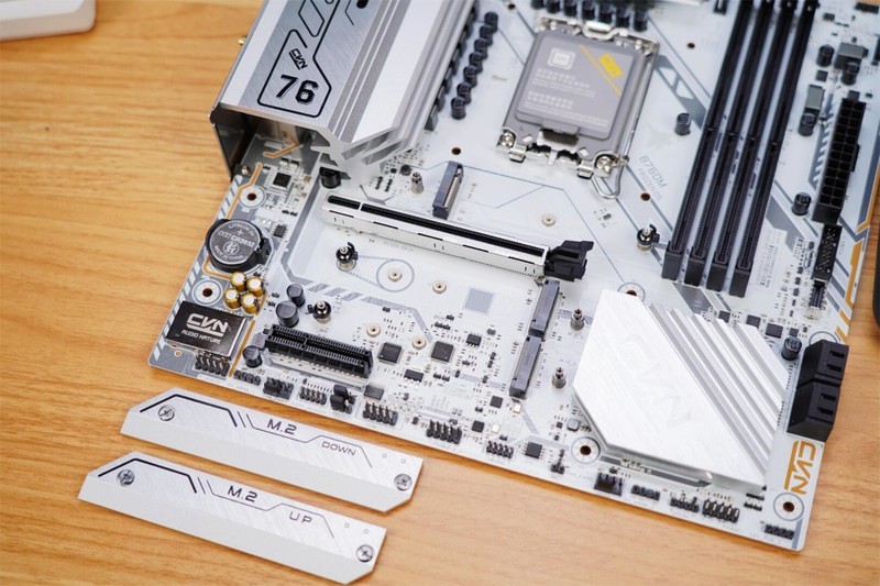 白色主题装机，七彩虹CVN B760M FROZEN D5一马当先，颜值性能全有了