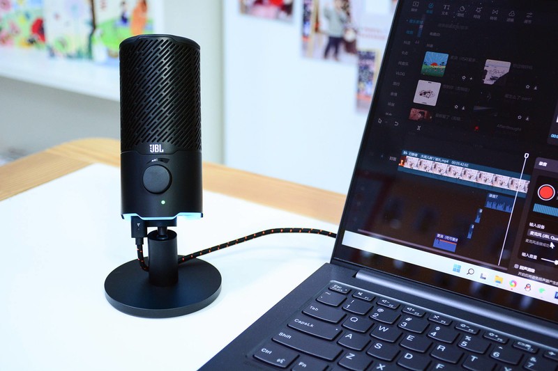头部UP主推荐的麦克风，JBL Quantum Stream，即插即用两种拾音模式