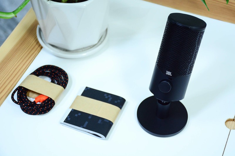 头部UP主推荐的麦克风，JBL Quantum Stream，即插即用两种拾音模式