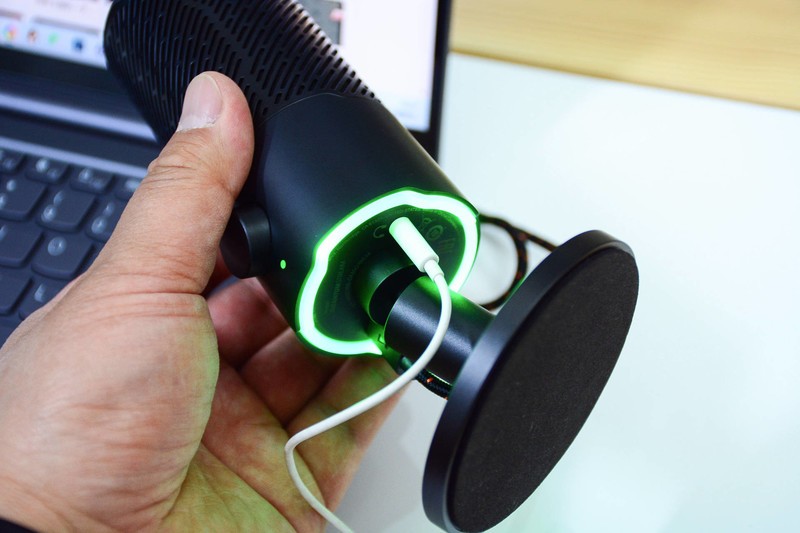 头部UP主推荐的麦克风，JBL Quantum Stream，即插即用两种拾音模式