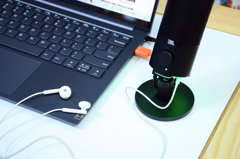头部UP主推荐的麦克风，JBL Quantum Stream，即插即用两种拾音模式