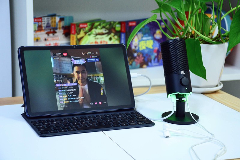 头部UP主推荐的麦克风，JBL Quantum Stream，即插即用两种拾音模式