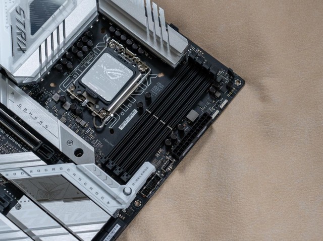 千呼万唤始出来，ROG STRIX Z790吹雪DDR5主板测评