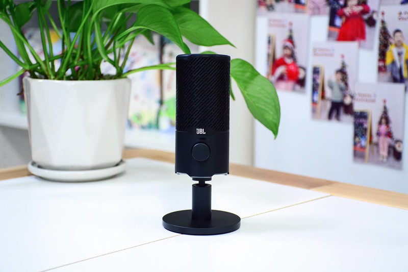 头部UP主推荐的麦克风，JBL Quantum Stream，即插即用两种拾音模式