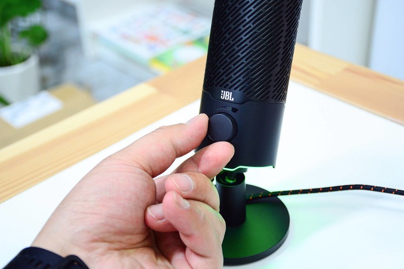 头部UP主推荐的麦克风，JBL Quantum Stream，即插即用两种拾音模式