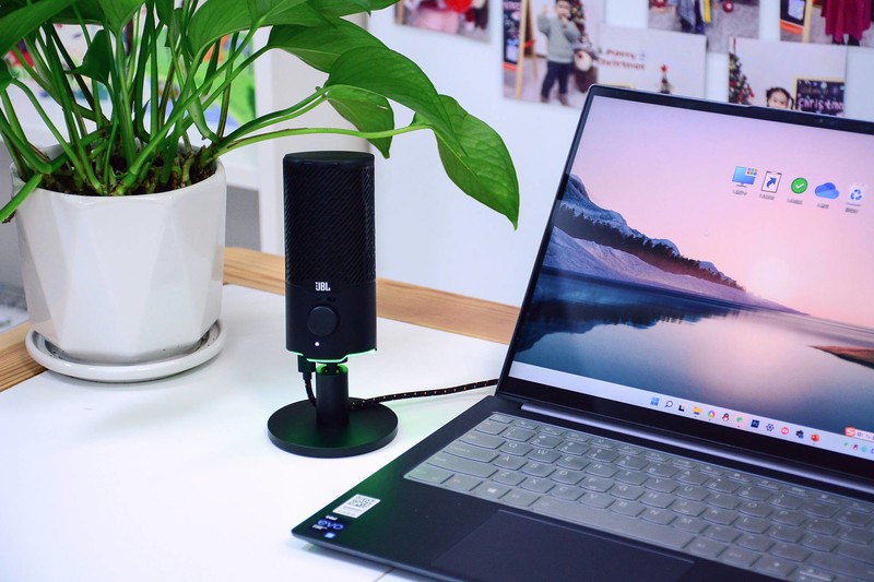 头部UP主推荐的麦克风，JBL Quantum Stream，即插即用两种拾音模式