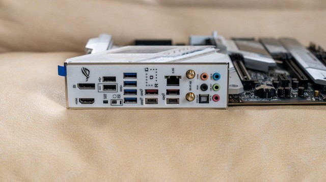 千呼万唤始出来，ROG STRIX Z790吹雪DDR5主板测评