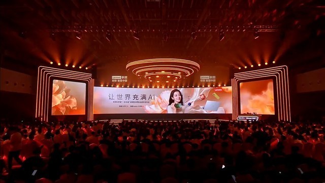 TCL华星供屏moto razr 50系列，高定4.0吋摩登AI大屏灵感无界