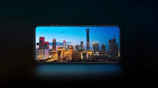 TCL华星供屏moto razr 50系列，高定4.0吋摩登AI大屏灵感无界