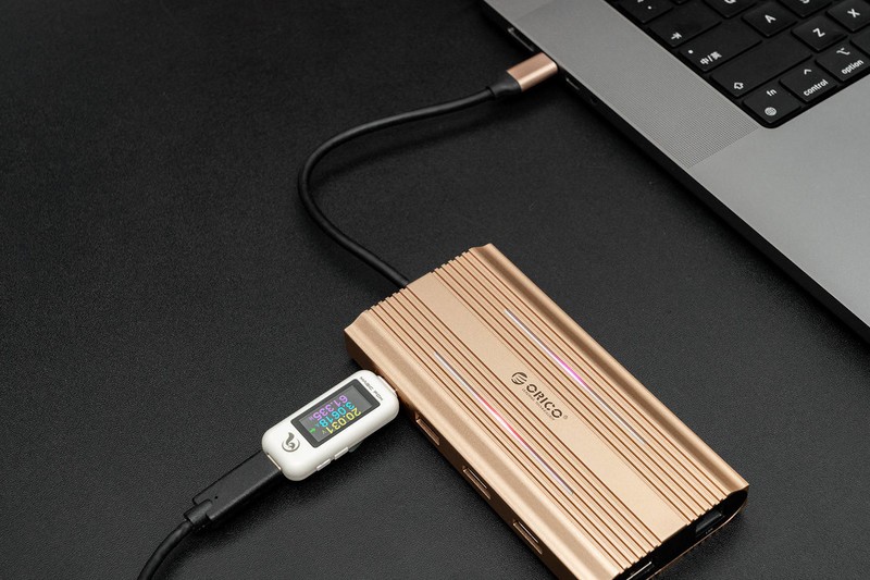 4K多屏异显、PD100W反充、内置读卡器，ORICO 12合1 RGB扩展坞评测