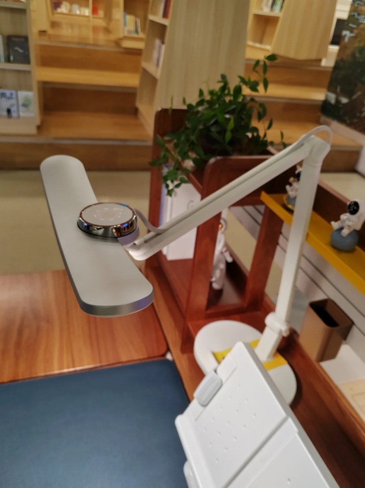 儿童台灯哪个品牌更护眼更好？2025 年最新护眼台灯推荐，附优缺点分析
