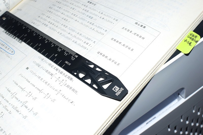 科幻与实用的完美融合 费戈太空舱钛尺