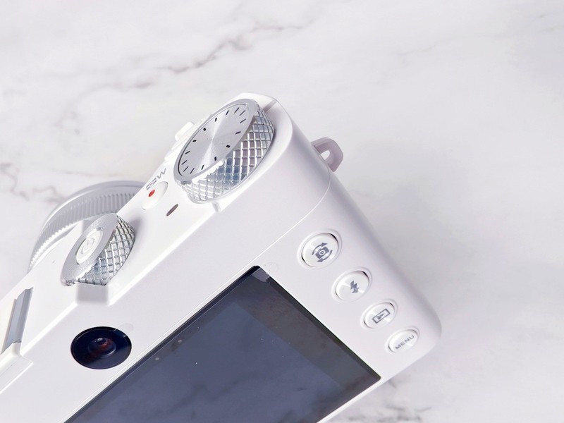 平价也能出大片！彩族C19微单测评：新手入门真香之选！