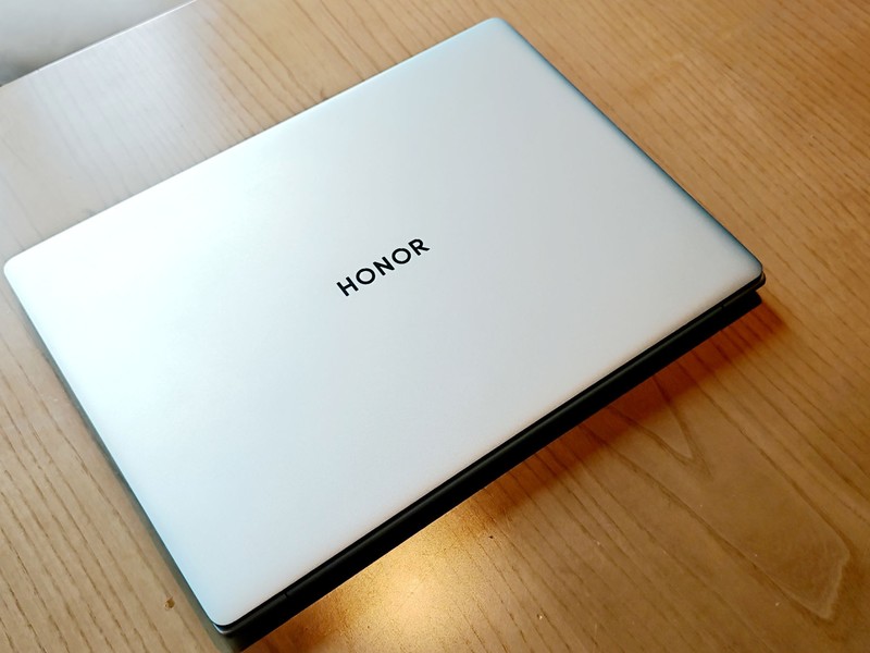 荣耀怒了！3.1K高分屏+满血80W酷睿U9 285H，续航近18小时首超苹果