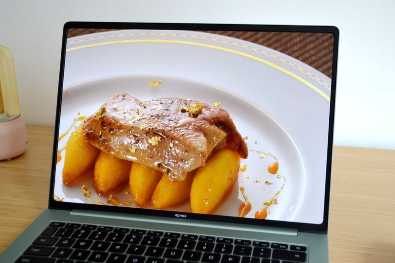 荣耀怒了！3.1K高分屏+满血80W酷睿U9 285H，续航近18小时首超苹果