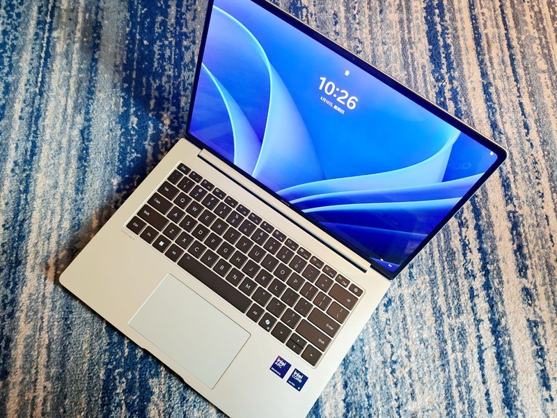 荣耀怒了！3.1K高分屏+满血80W酷睿U9 285H，续航近18小时首超苹果