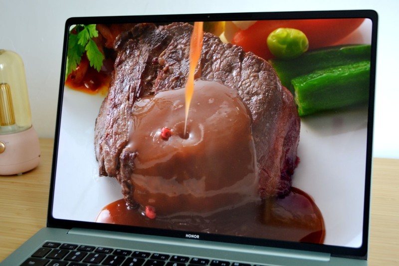 荣耀怒了！3.1K高分屏+满血80W酷睿U9 285H，续航近18小时首超苹果