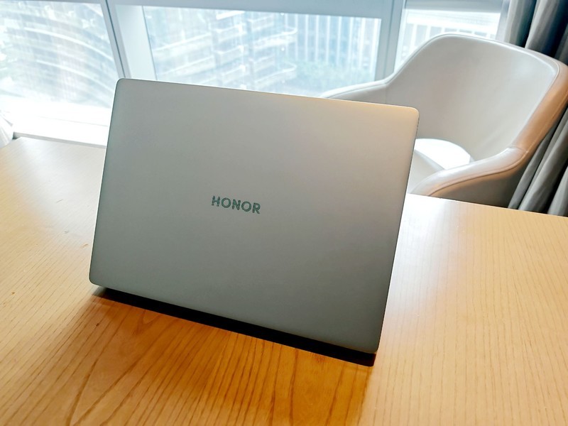 荣耀怒了！3.1K高分屏+满血80W酷睿U9 285H，续航近18小时首超苹果