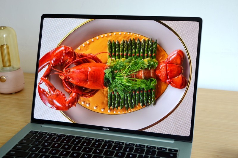 荣耀怒了！3.1K高分屏+满血80W酷睿U9 285H，续航近18小时首超苹果