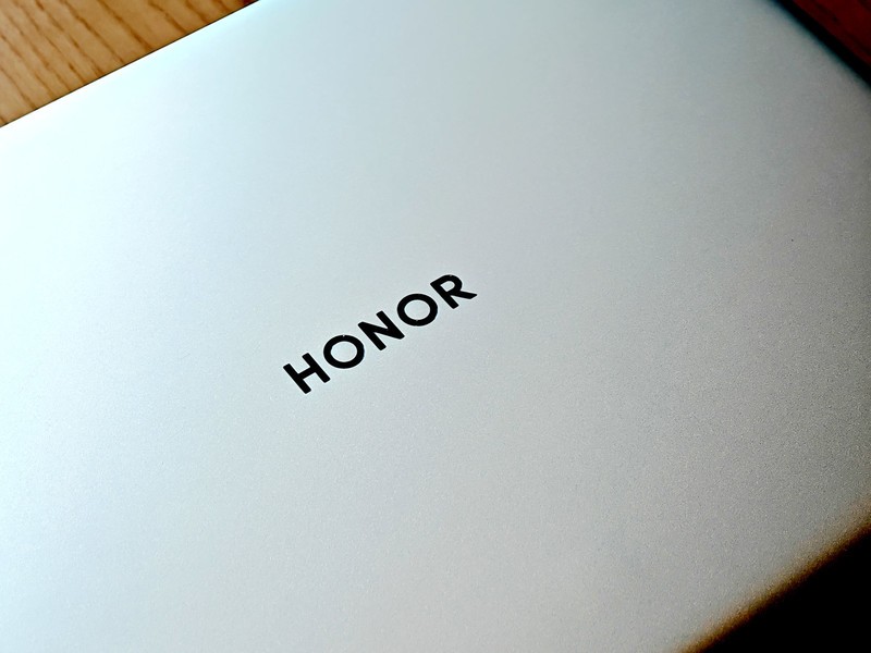 荣耀怒了！3.1K高分屏+满血80W酷睿U9 285H，续航近18小时首超苹果