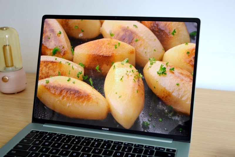 荣耀怒了！3.1K高分屏+满血80W酷睿U9 285H，续航近18小时首超苹果