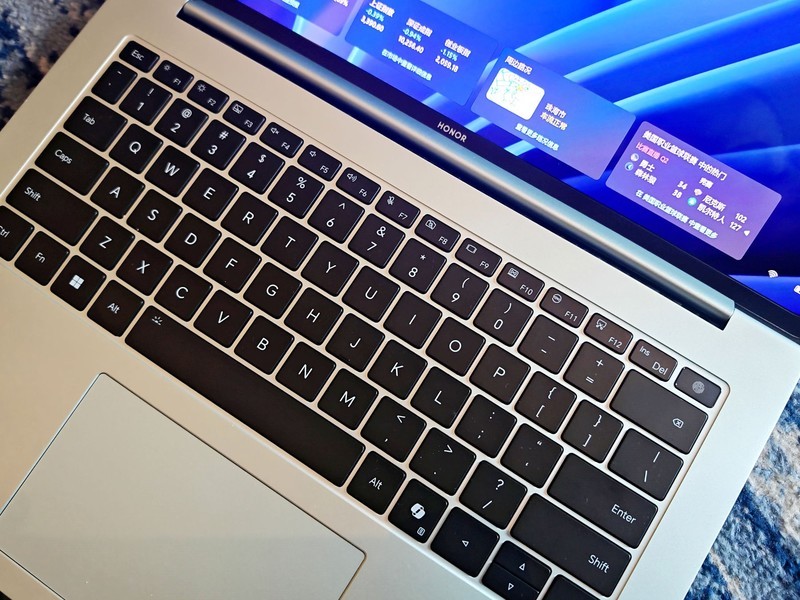 荣耀怒了！3.1K高分屏+满血80W酷睿U9 285H，续航近18小时首超苹果