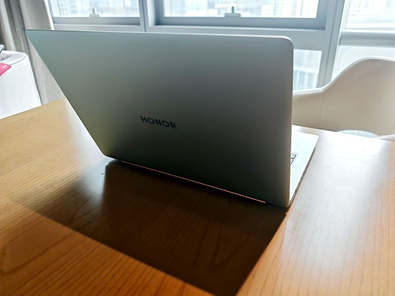 荣耀怒了！3.1K高分屏+满血80W酷睿U9 285H，续航近18小时首超苹果