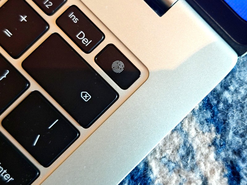 荣耀怒了！3.1K高分屏+满血80W酷睿U9 285H，续航近18小时首超苹果