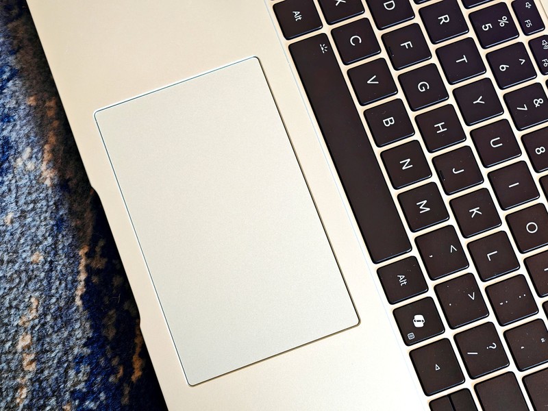 荣耀怒了！3.1K高分屏+满血80W酷睿U9 285H，续航近18小时首超苹果