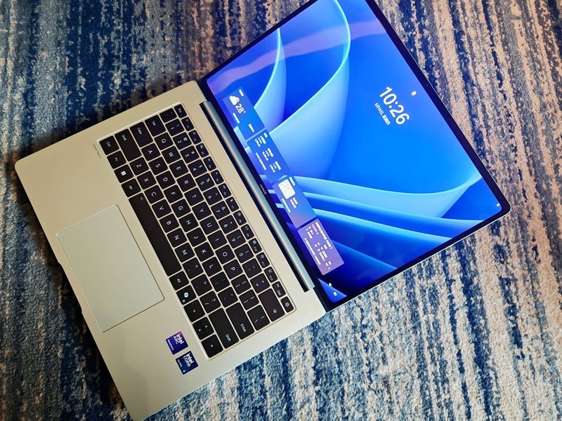 荣耀怒了！3.1K高分屏+满血80W酷睿U9 285H，续航近18小时首超苹果