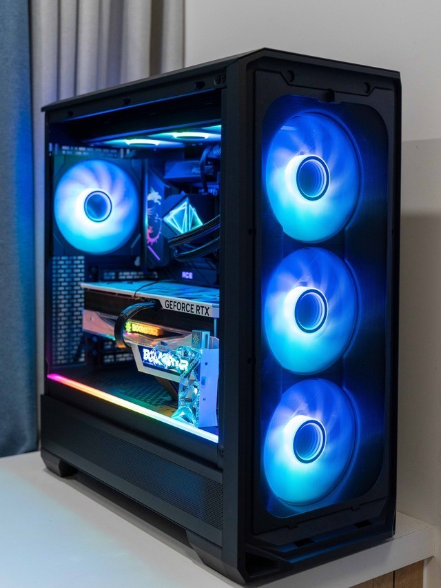 轻松驾驭英特尔U9 285K，微星MEG Z890 ACE全网首发测评