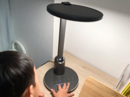 小学生用什么样的台灯护眼？甄选什么样的台灯最护眼耐用又好用