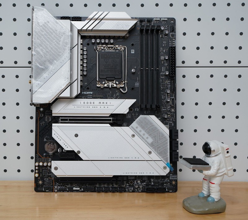 给硬件来个通透海景房微星MAG PANO 100L PZ WHITE白刃PLUS体验