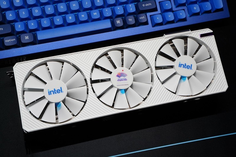 给硬件来个通透海景房微星MAG PANO 100L PZ WHITE白刃PLUS体验