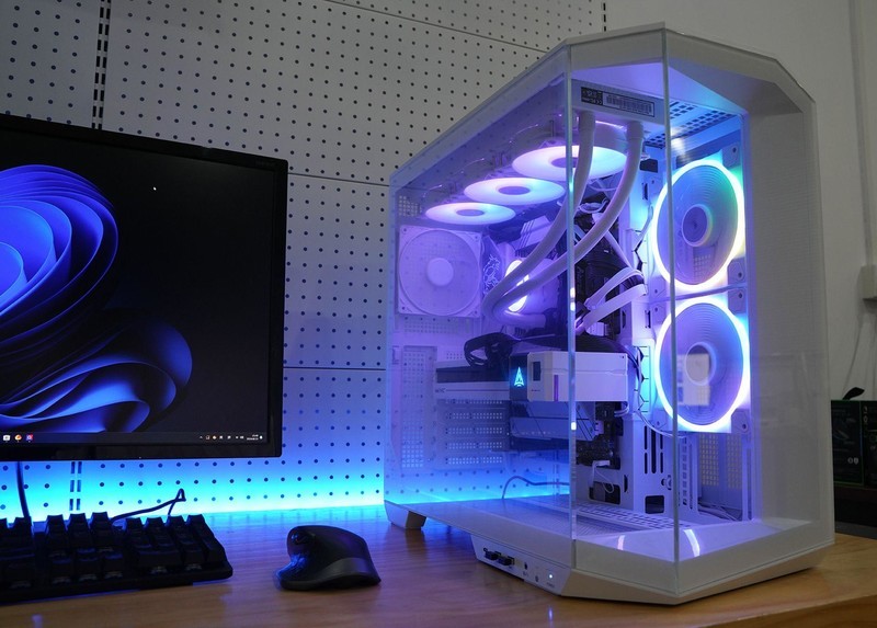 给硬件来个通透海景房微星MAG PANO 100L PZ WHITE白刃PLUS体验