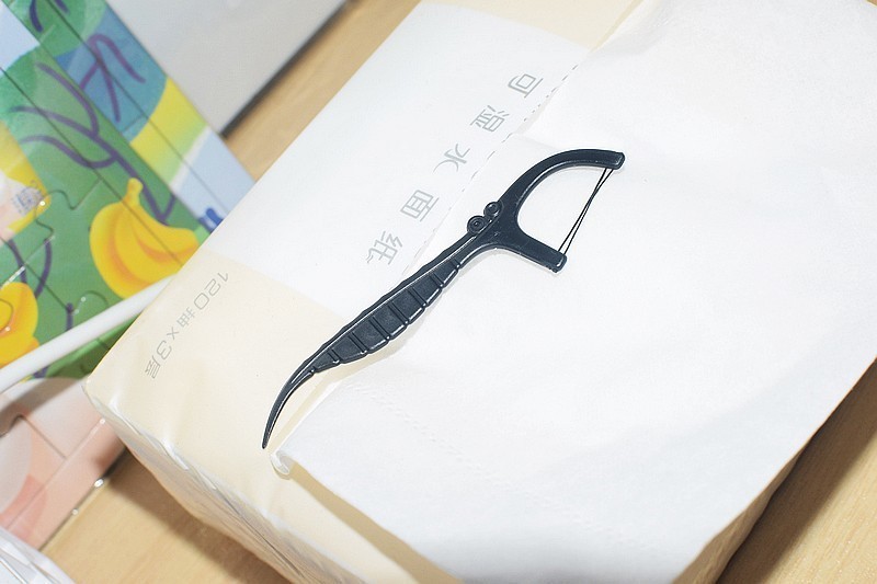 口腔清洁新选择，细致呵护每一颗牙齿 沫么竹炭双线牙线棒