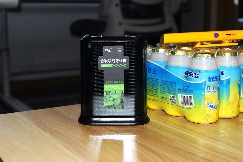 口腔清洁新选择，细致呵护每一颗牙齿 沫么竹炭双线牙线棒