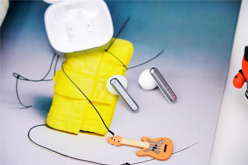 七夕情 人节最佳撒狗粮方式，FIIL Key银宇白耳机为爱情制造惊喜