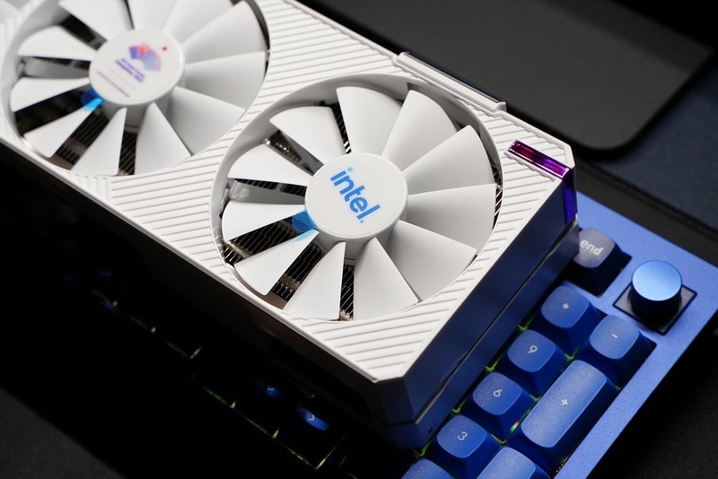 给硬件来个通透海景房微星MAG PANO 100L PZ WHITE白刃PLUS体验