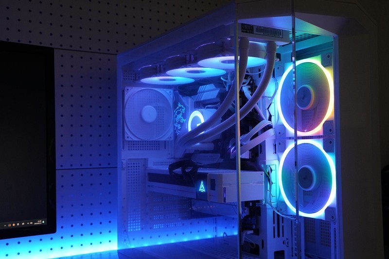 给硬件来个通透海景房微星MAG PANO 100L PZ WHITE白刃PLUS体验