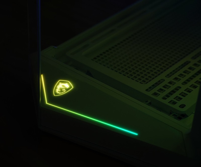 给硬件来个通透海景房微星MAG PANO 100L PZ WHITE白刃PLUS体验