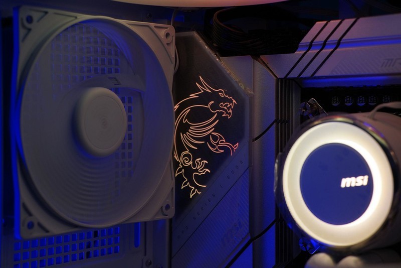 给硬件来个通透海景房微星MAG PANO 100L PZ WHITE白刃PLUS体验