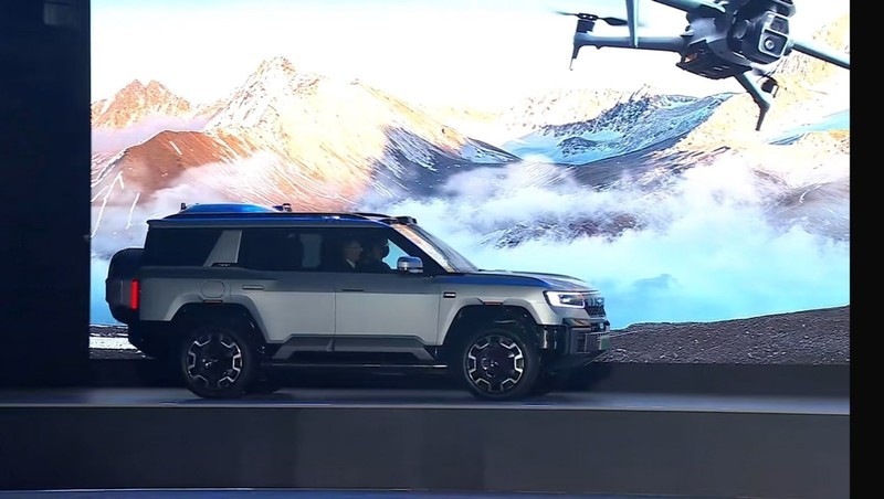 比亚迪豹8无人机版：出行新体验，一键开启智能旅拍