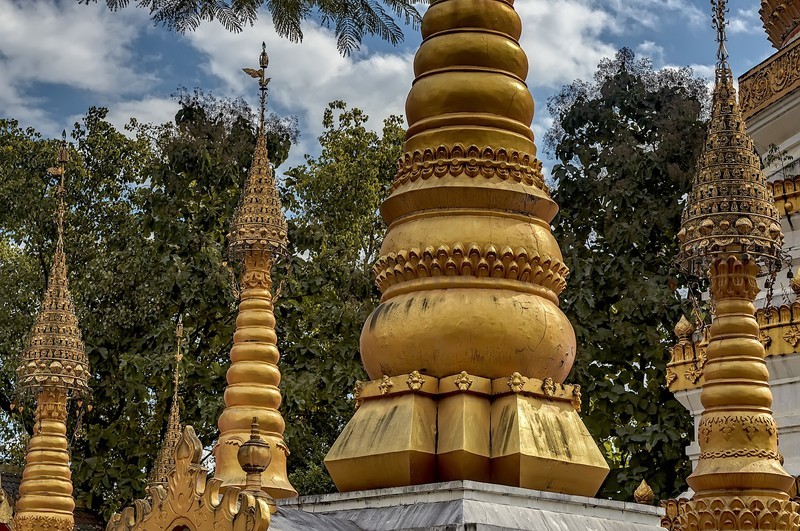 瑞丽 · 总佛寺 · 小金塔