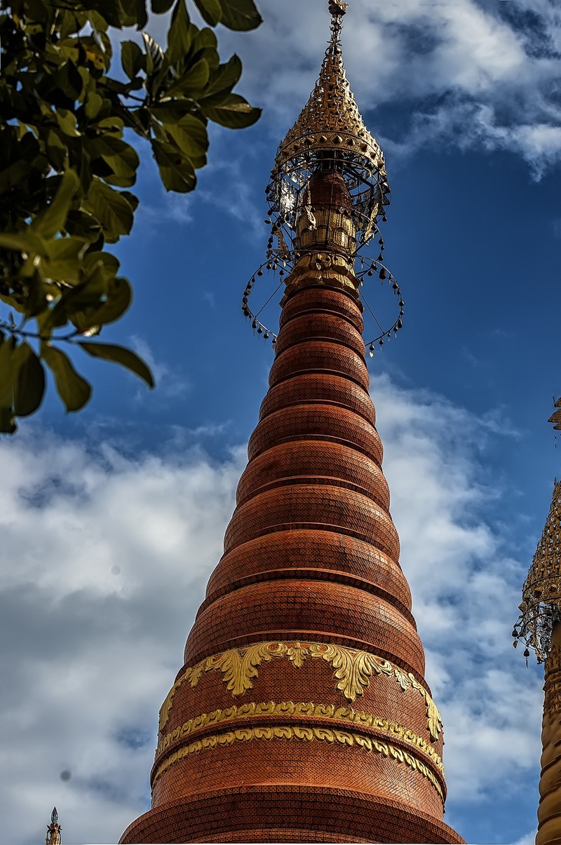 瑞丽 · 总佛寺 · 小金塔
