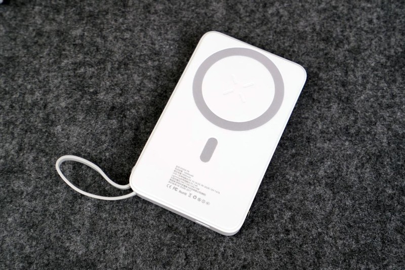 西圣 PB 磁吸式移动电源评测：出行充电的得力助手