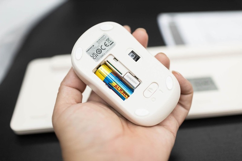 百元左右的大厂无线键鼠，安静优雅的办公神器，樱桃DW2300复古白