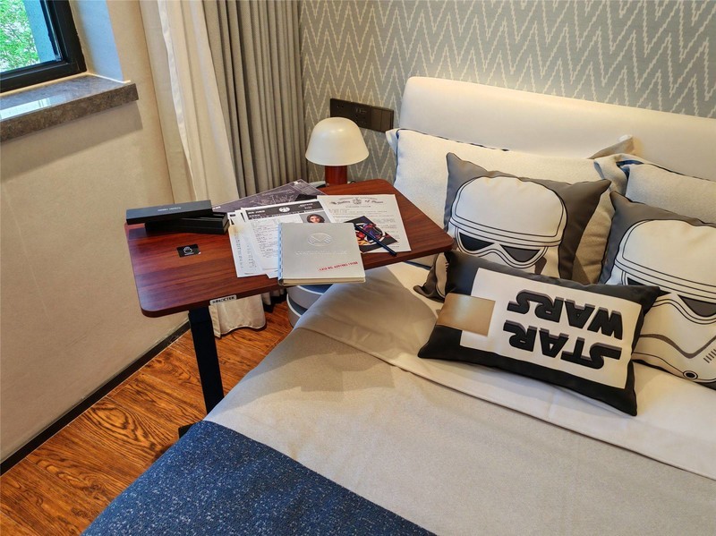 懒人向往的便利生活！床边沙发随意嵌入，乐歌T04小边桌好用至极