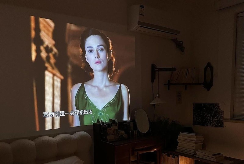 2025卧室投影仪性价比之选！这两款实测优秀，闭眼入不亏！