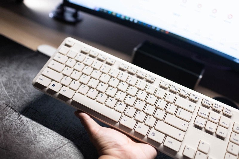 百元左右的大厂无线键鼠，安静优雅的办公神器，樱桃DW2300复古白